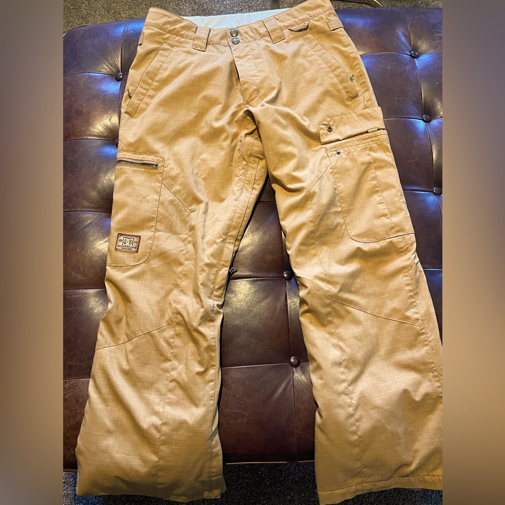 Awesome Men’s DC snowboarding pants! Size M-Dark Khaki.